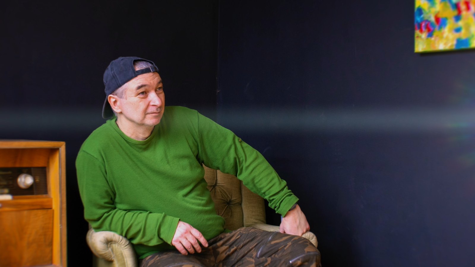 Tobias Post in an armchair, from the making-of of the Tyde exhibition